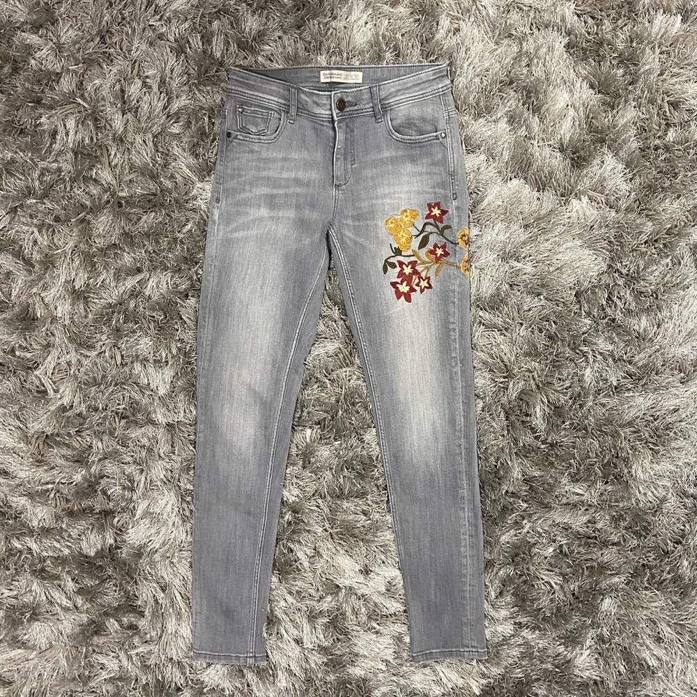 Zara Basic Z1975 women grey denim floral embroidery skinny Jeans. Size 2. Used.